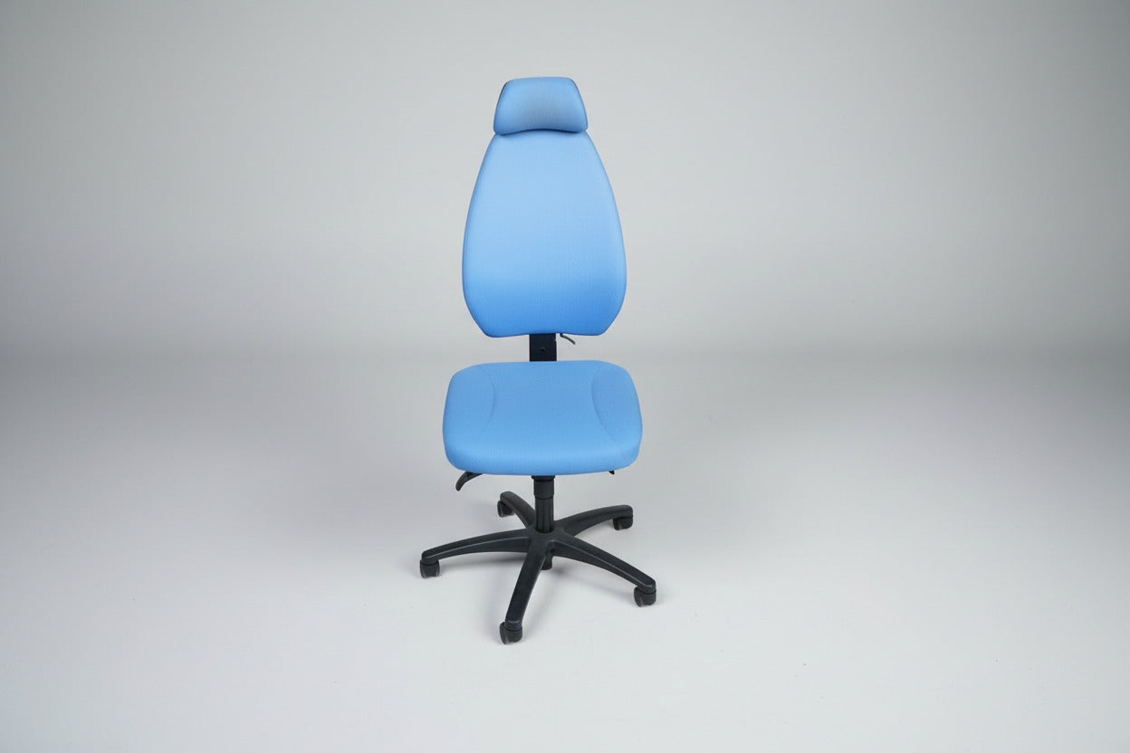 Blå ergonomisk kontorstol med høj ryg set forfra med justerbar sædehøjde og ryglæn.