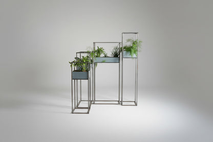Industrielt blomsterstativ i metal set forfra med flere plantekasser i forskellige højder