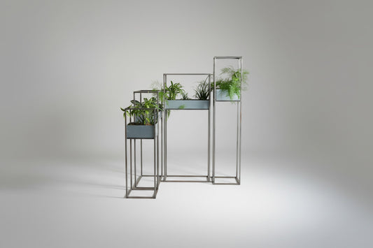 Industrielt blomsterstativ i metal set forfra med flere plantekasser i forskellige højder