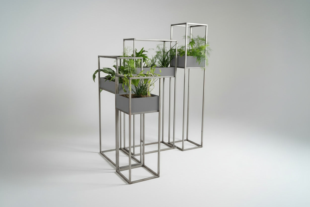 Blomsterstativ i metal set fra siden med råt industrielt udtryk og plantekasser