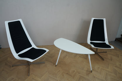 Elegant BoConcept loungesæt med moderne lounge stole i sort og hvid samt hvidt sofabord
