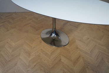 Close up af Bolia Corona bordplade i hvid laminat med elegant oval kant.