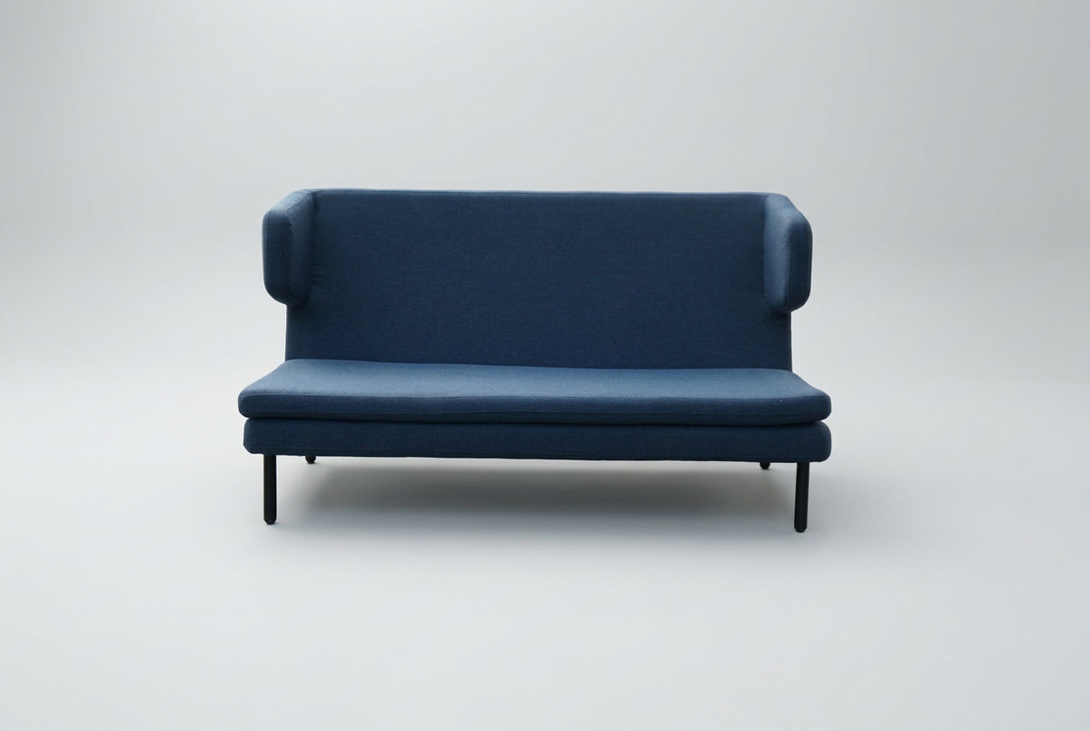 Bolia loungesofa i blå polstring med sorte ben, 180 cm bred, set forfra. Ideel til kontor og reception.