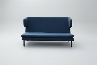 Bolia loungesofa i blå polstring med sorte ben, 180 cm bred, set forfra. Ideel til kontor og reception.