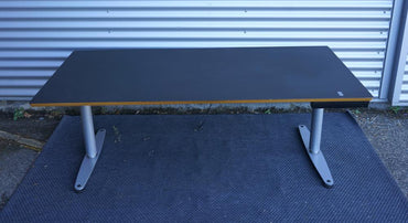 Frontvisning af Bondo hæve-sænkebord 180x90 cm i sort linoleum med integreret styring og robust Linak-stel.
