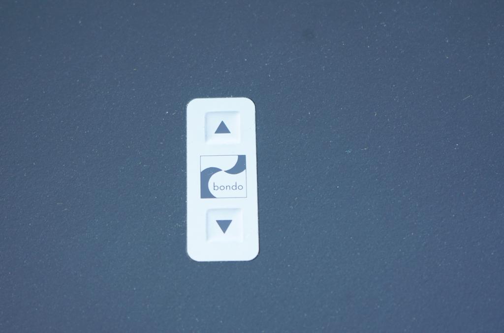 Detaljebillede af integreret styring i bordpladen på Bondo hæve-sænkebord med Linak-teknologi og elegant sort finish.