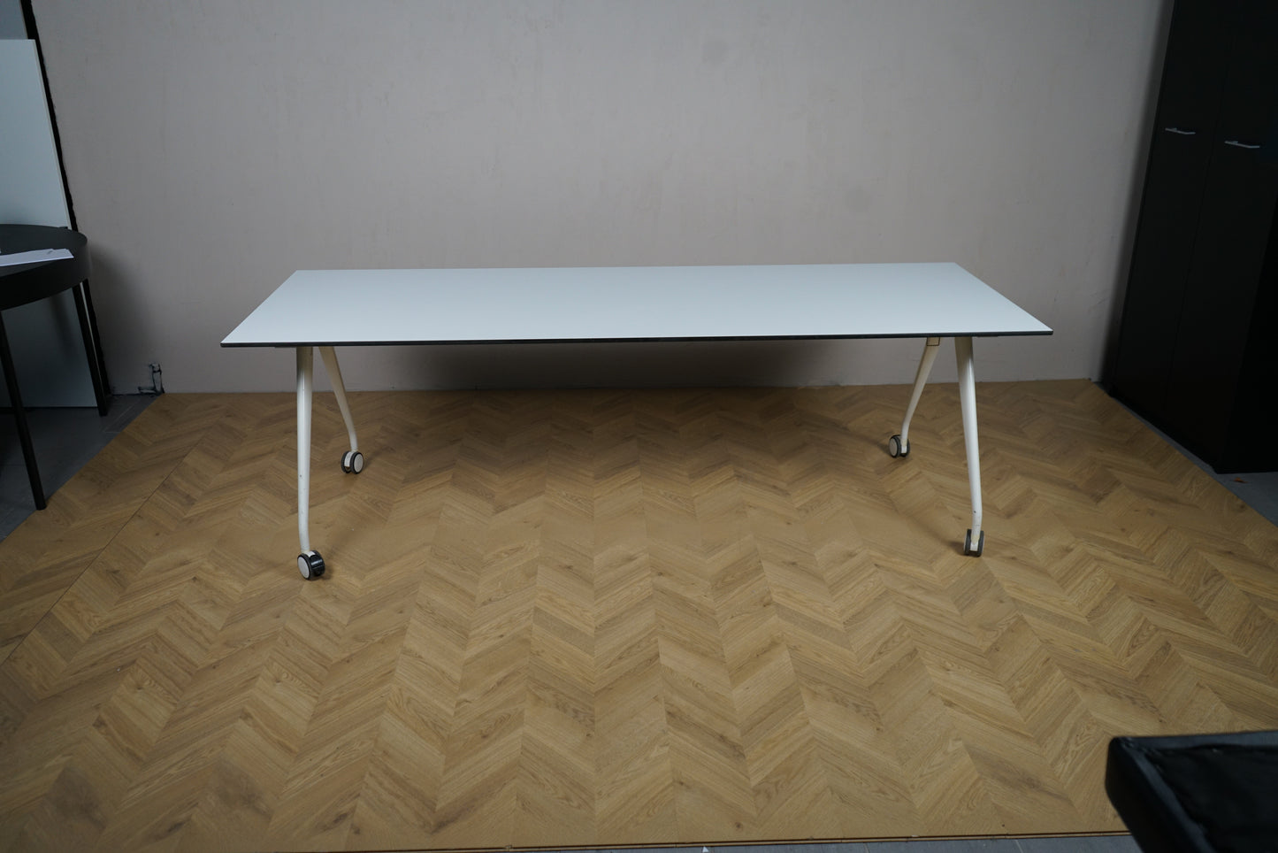 Bono konferencebord 220x80 cm i hvid med hjul set forfra