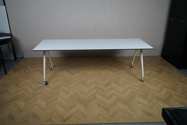 Bono konferencebord 220x80 cm i hvid med hjul set forfra