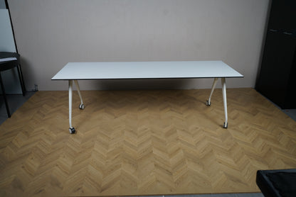 Bono konferencebord 220x80 cm i hvid med hjul set forfra