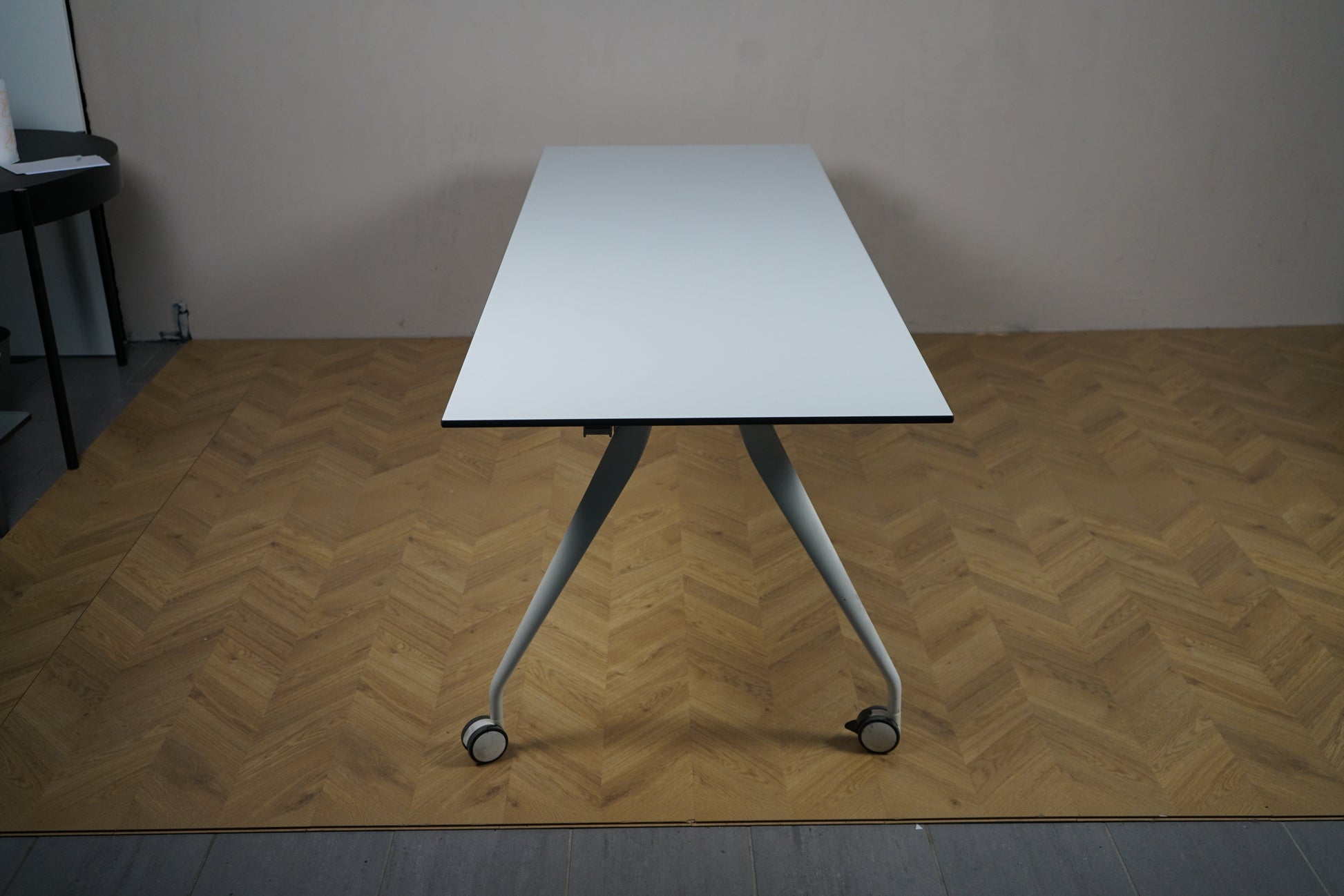 Bono mødebord 220x80 cm med hvid bordplade set fra siden