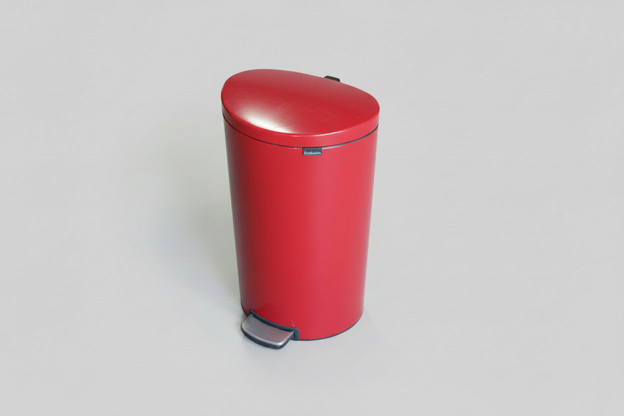 Brabantia NewIcon pedalspand 67 cm i rød – frontvisning med pedal