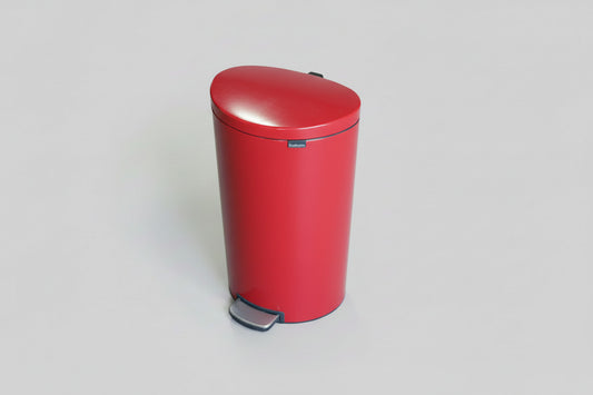 Brabantia NewIcon pedalspand 67 cm i rød – frontvisning med pedal
