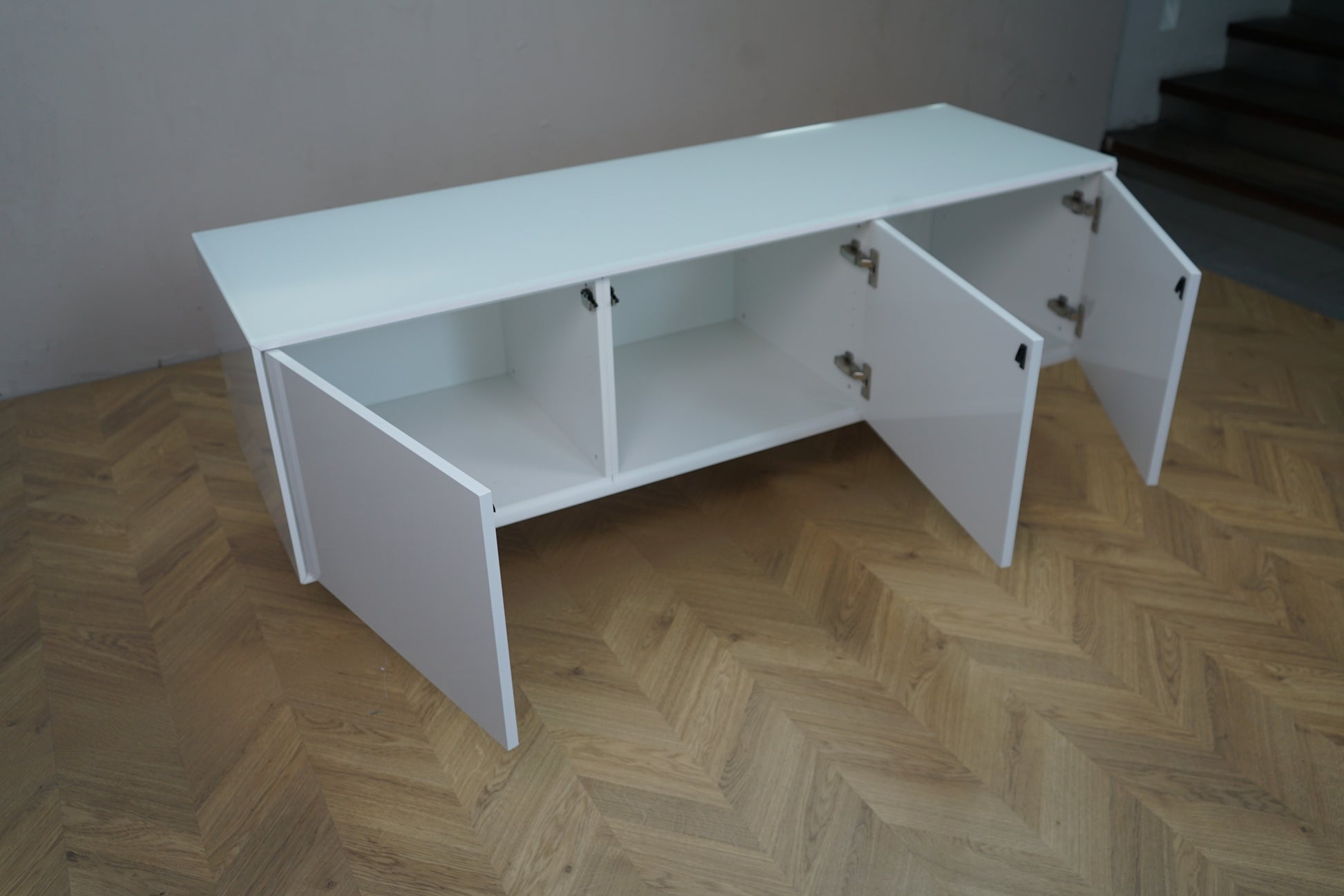 Brugt hvid skænk 158x50x58 cm med åbne låger – rummelig opbevaring til kontor eller hjem