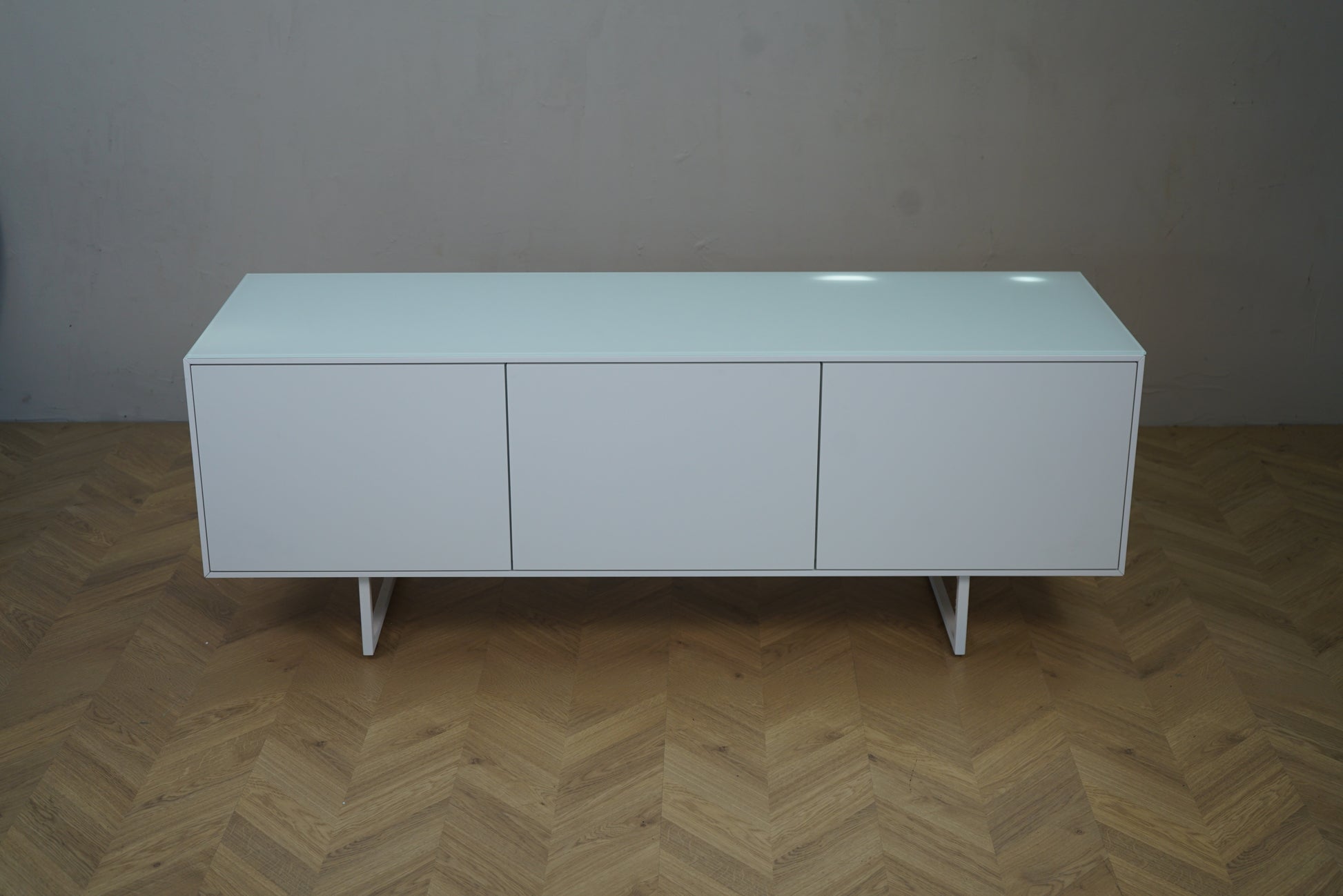 Brugt hvid skænk 158x50x58 cm set fra front – minimalistisk kontormøbel med 3 låger