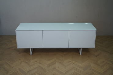 Brugt hvid skænk 158x50x58 cm set fra front – minimalistisk kontormøbel med 3 låger