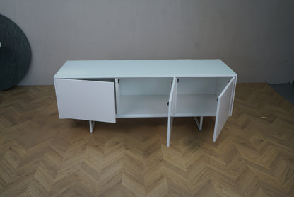 Hvid skænk 158x50x58 cm med én åben låge – brugt opbevaringsmøbel til kontor eller hjem