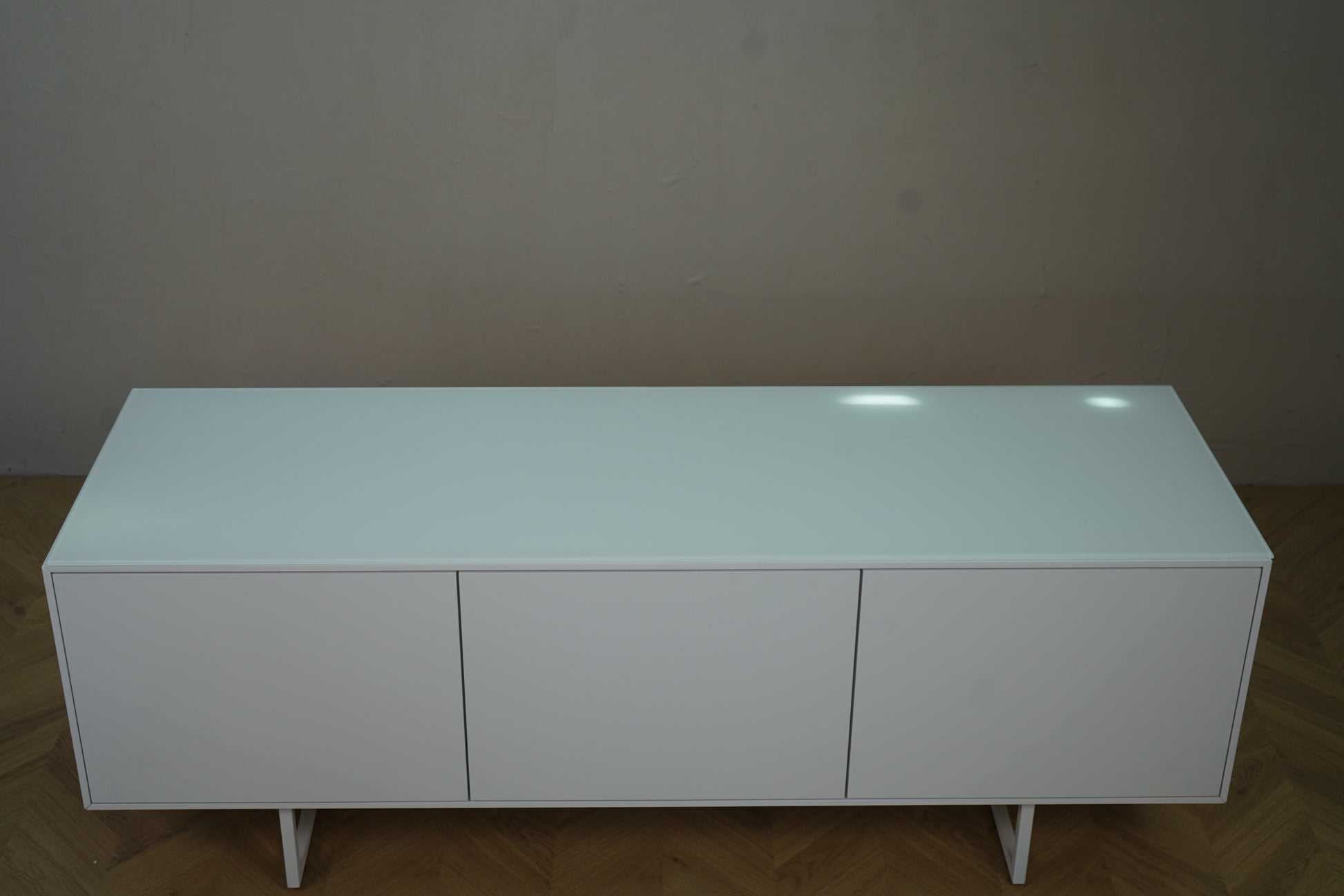 Minimalistisk hvid skænk 158x50x58 cm set direkte ovenfra – brugt kontormøbel