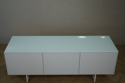 Minimalistisk hvid skænk 158x50x58 cm set direkte ovenfra – brugt kontormøbel
