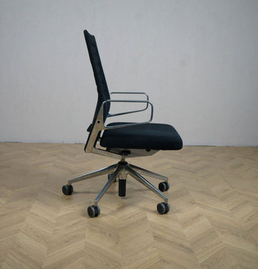 Brugt Vitra ID Trim kontorstol med sort polster set fra siden.