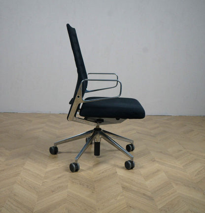 Brugt Vitra ID Trim kontorstol med sort polster set fra siden.