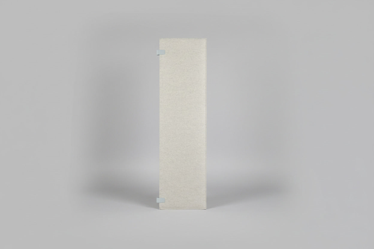 Buzzispace grå bordskærm set forfra i kontormiljø