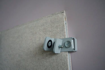 Close up af Buzzispace grå akustisk bordskærm