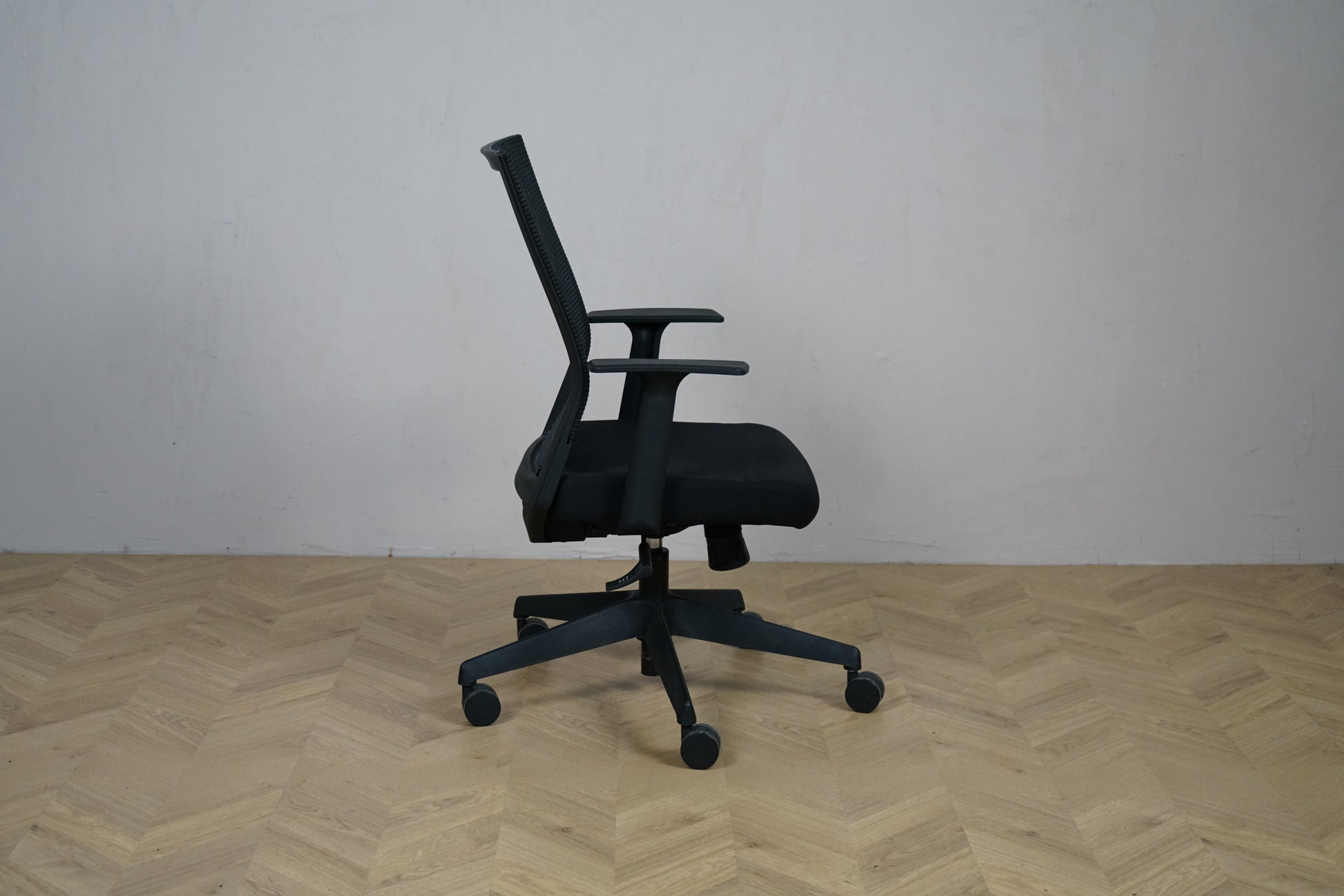 Canadian Ergo sort kontorstol med armlæn set fra siden