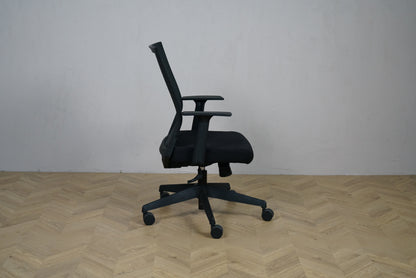 Canadian Ergo sort kontorstol med armlæn set fra siden