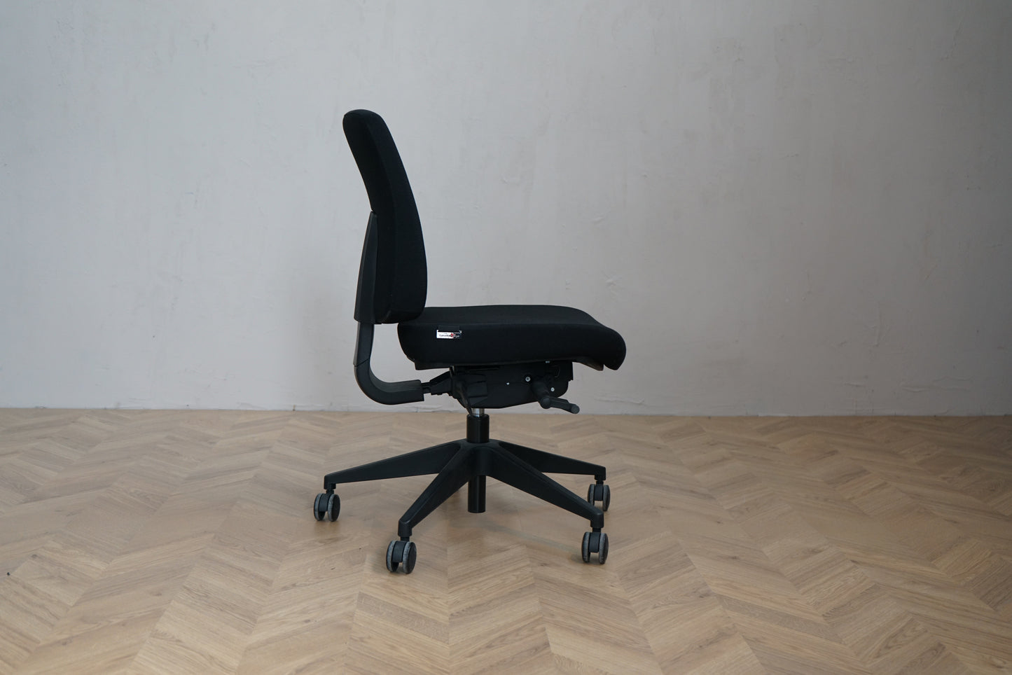 Canadian Ergo kontorstol set fra siden med ergonomisk design og vipfunktion