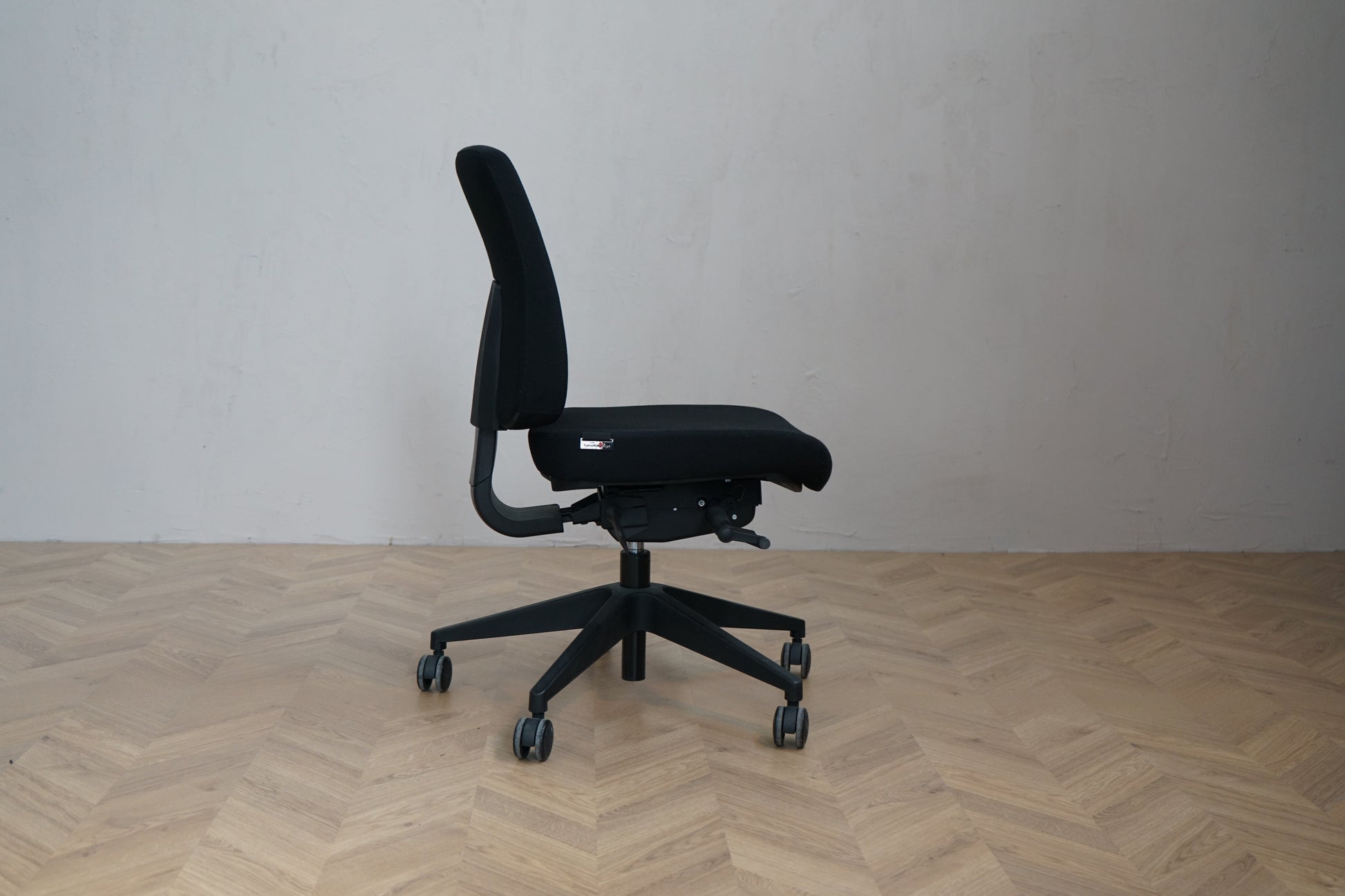 Canadian Ergo kontorstol set fra siden med ergonomisk design og vipfunktion