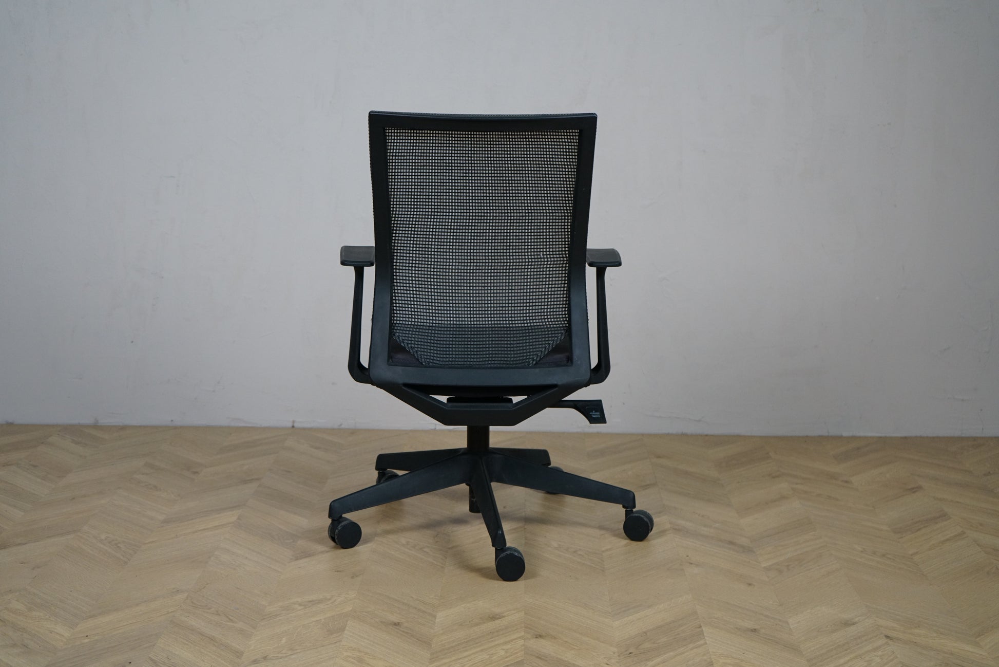 Canadian Ergo sort kontorstol set bagfra