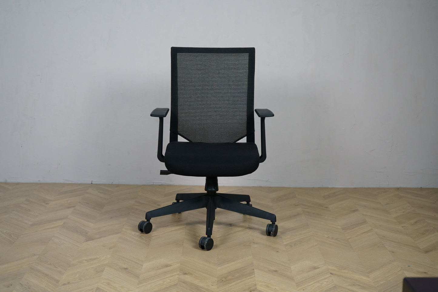 Canadian Ergo sort kontorstol med mesh ryg og armlæn set forfra