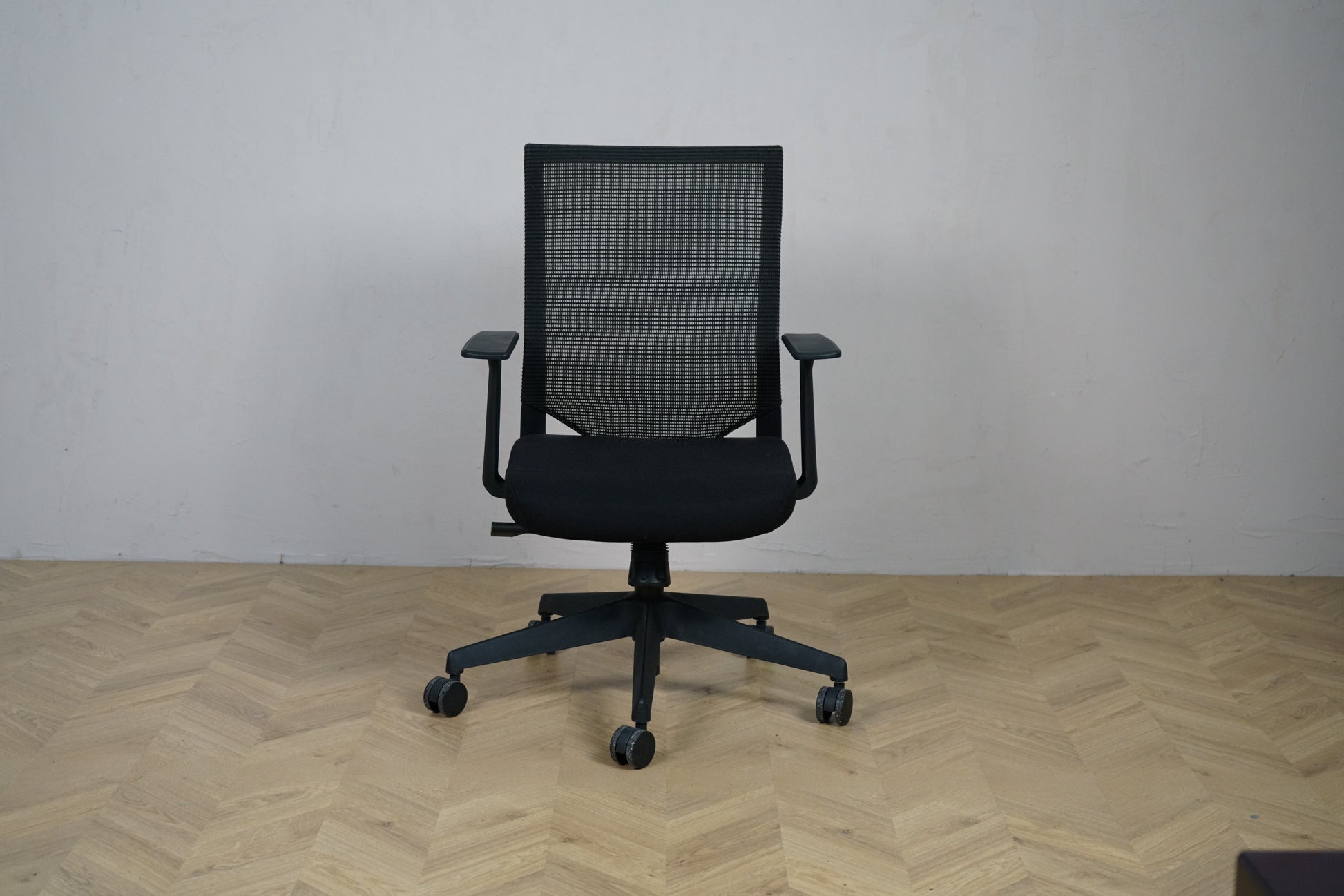 Canadian Ergo sort kontorstol med mesh ryg og armlæn set forfra