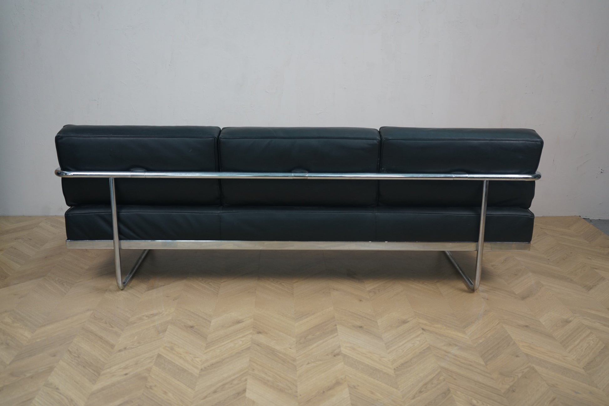 Cassina LC5 designersofa i sort læder set bagfra – kromramme og minimalistisk Le Corbusier design