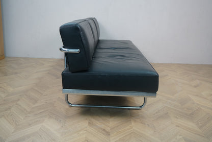 Cassina LC5 designersofa i sort læder set fra siden – kromstel og luksuriøst italiensk design