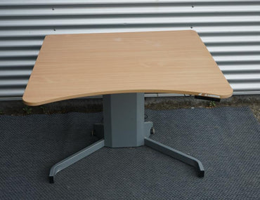 Conset skrivebord 100x100 cm i bøg – frontvisning af hæve-sænke bord med hjul