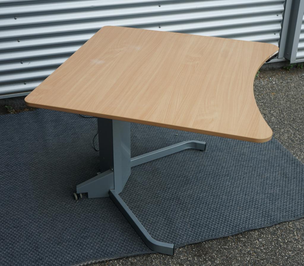 Conset hæve-sænkebord 100x100 cm i bøg set fra siden – med hjul og justerbart stel