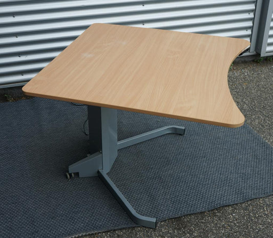 Conset hæve-sænkebord 100x100 cm i bøg set fra siden – med hjul og justerbart stel