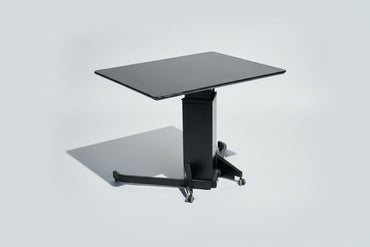 Bagfra af ConSet hæve-sænkebord 100x80 cm med sort laminatbordplade, sort stel og hjul.