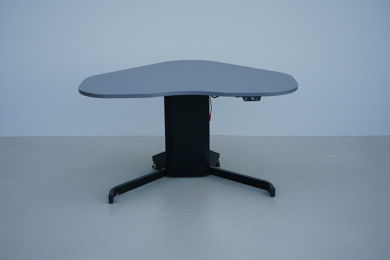 Conset hæve-sænkebord 117x90 cm grå laminat hjerteformet set forfra