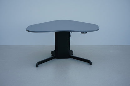 Conset hæve-sænkebord 117x90 cm grå laminat hjerteformet set forfra