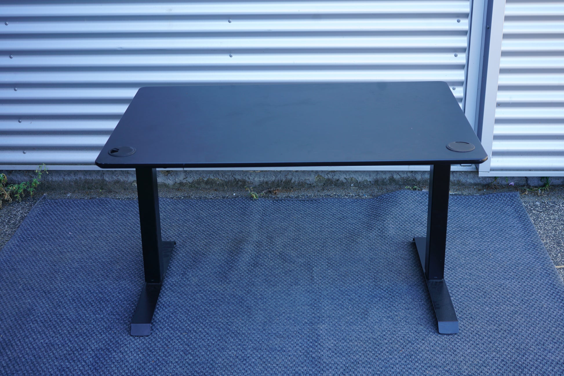 Conset hæve-sænkebord 120x80 i sort laminat med sort stel set bagfra