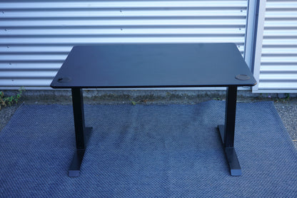 Conset hæve-sænkebord 120x80 i sort laminat med sort stel set bagfra