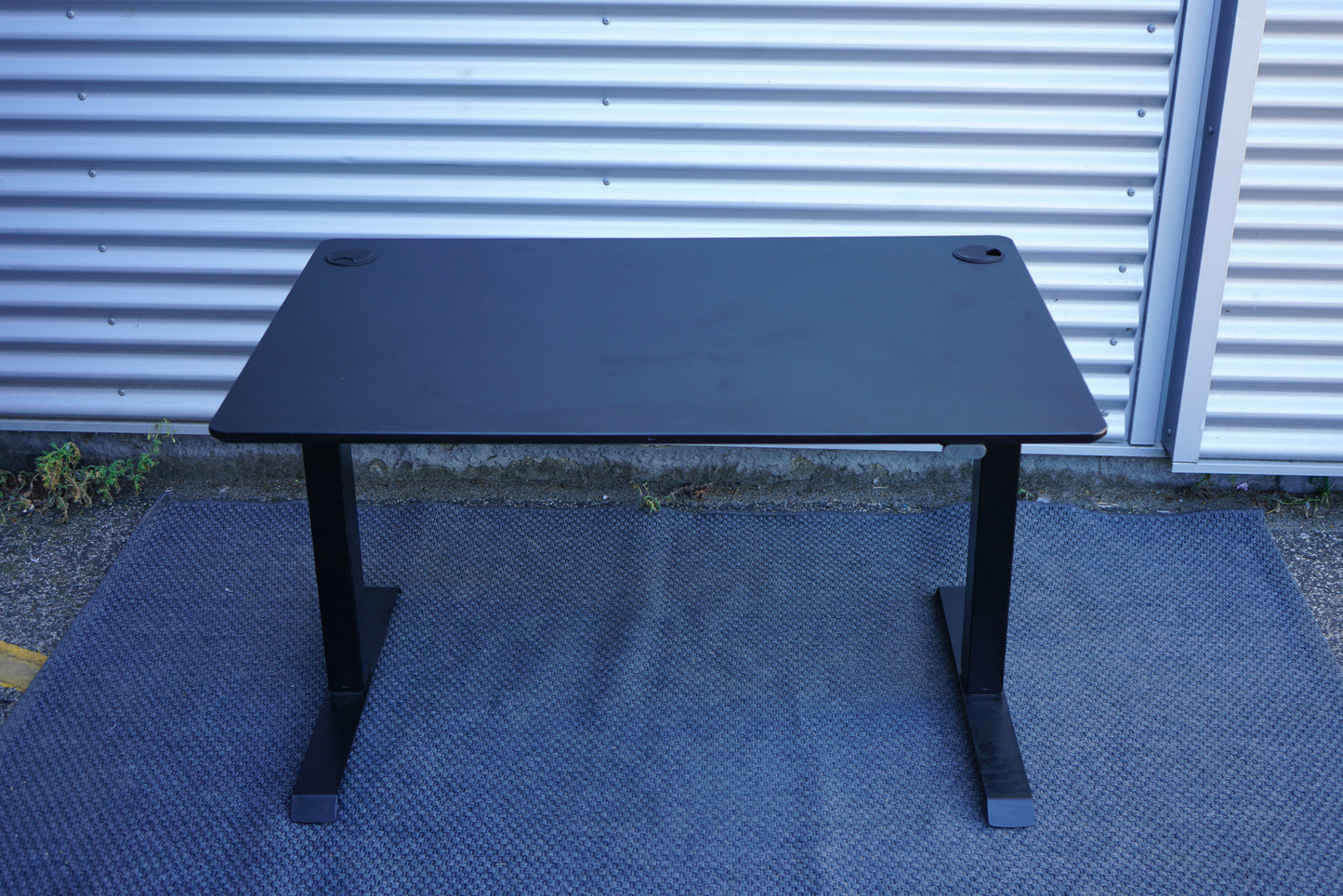 Conset hæve-sænkebord 120x80 i sort laminat med sort stel set lige forfra