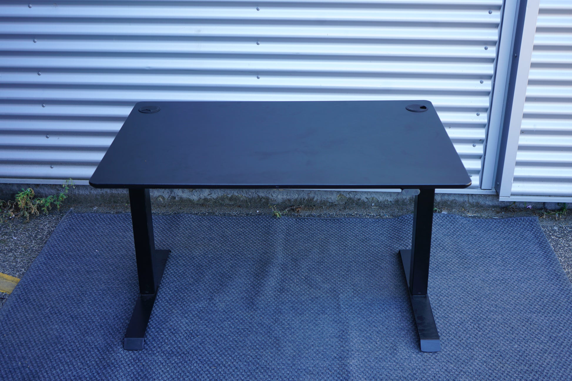 Conset hæve-sænkebord 120x80 i sort laminat med sort stel set lige forfra