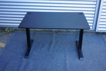 Conset hæve-sænkebord 120x80 i sort laminat med sort stel set fra front