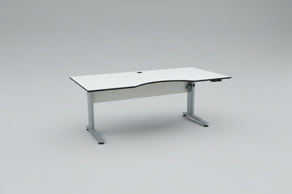 ConSet hæve-sænkebord 180x90 cm med hvid laminatplade, mavebue og sort kant – set forfra