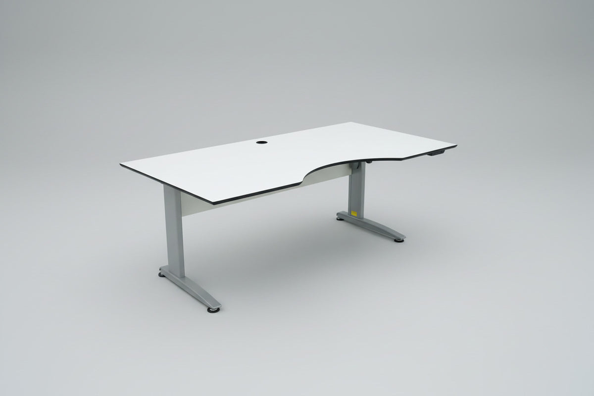ConSet hæve-sænkebord 180x90 cm med hvid laminatplade, mavebue og sort kant – skrå vinkel