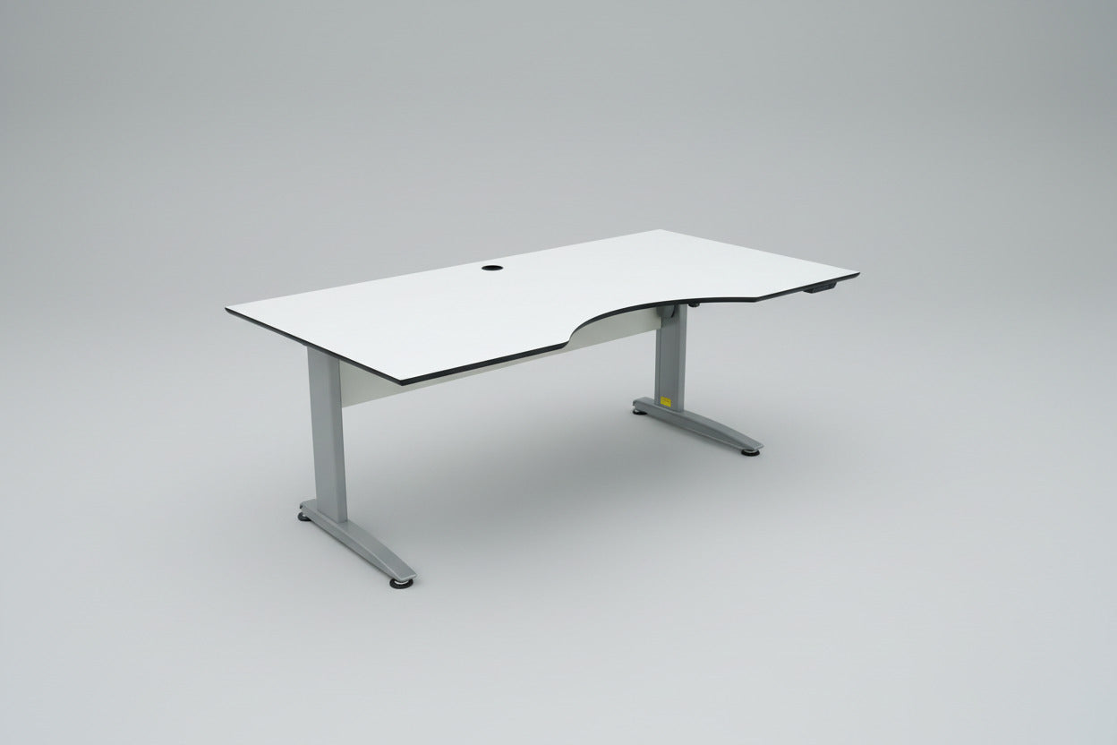 ConSet hæve-sænkebord 180x90 cm med hvid laminatplade, mavebue og sort kant – skrå vinkel
