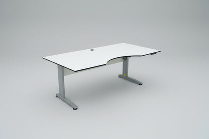ConSet hæve-sænkebord 180x90 cm med hvid laminatplade, mavebue og sort kant – skrå vinkel